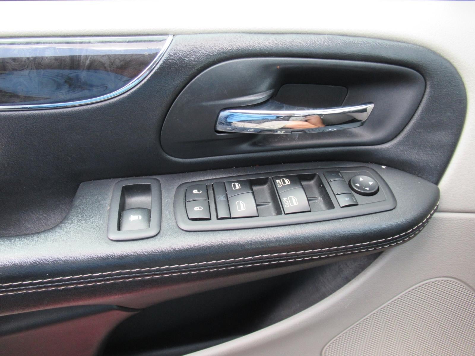 2015 Chrysler Town & Country Touring - Photo 29