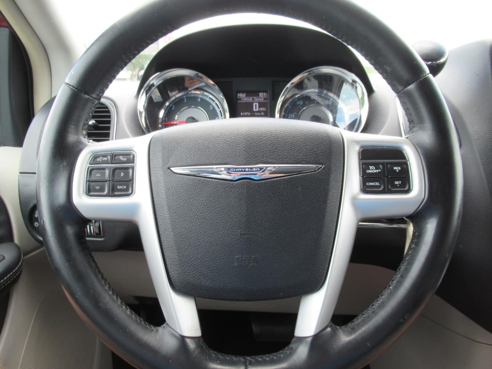 2015 Chrysler Town & Country Touring - Photo 31