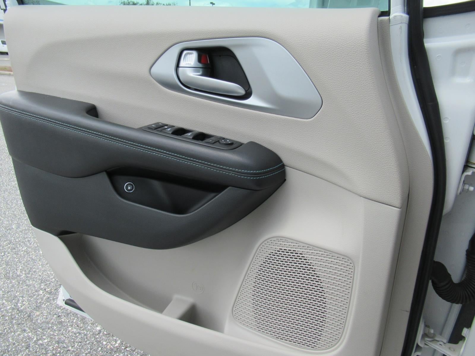 2017 Chrysler Pacifica Hybrid Platinum