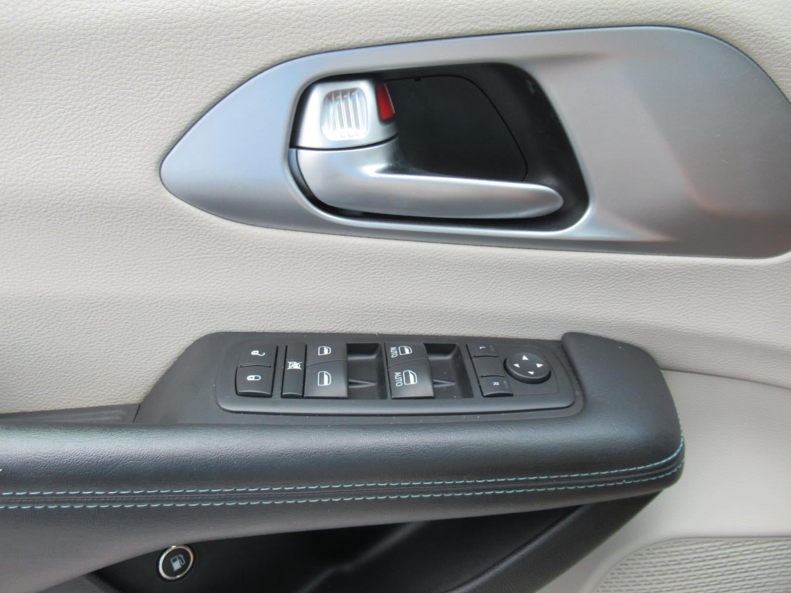 2017 Chrysler Pacifica Hybrid Platinum