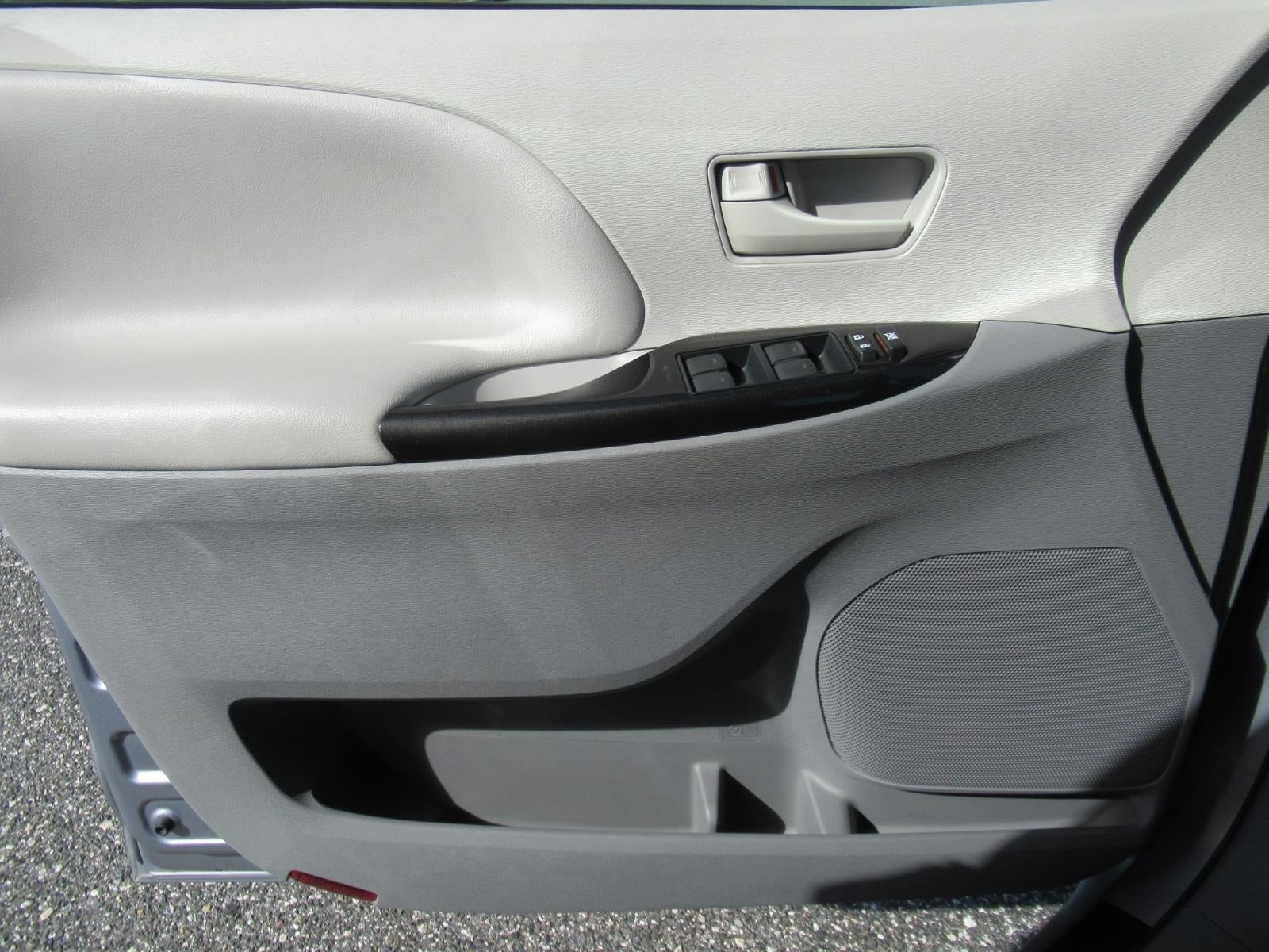 2011 Toyota Sienna LE AAS