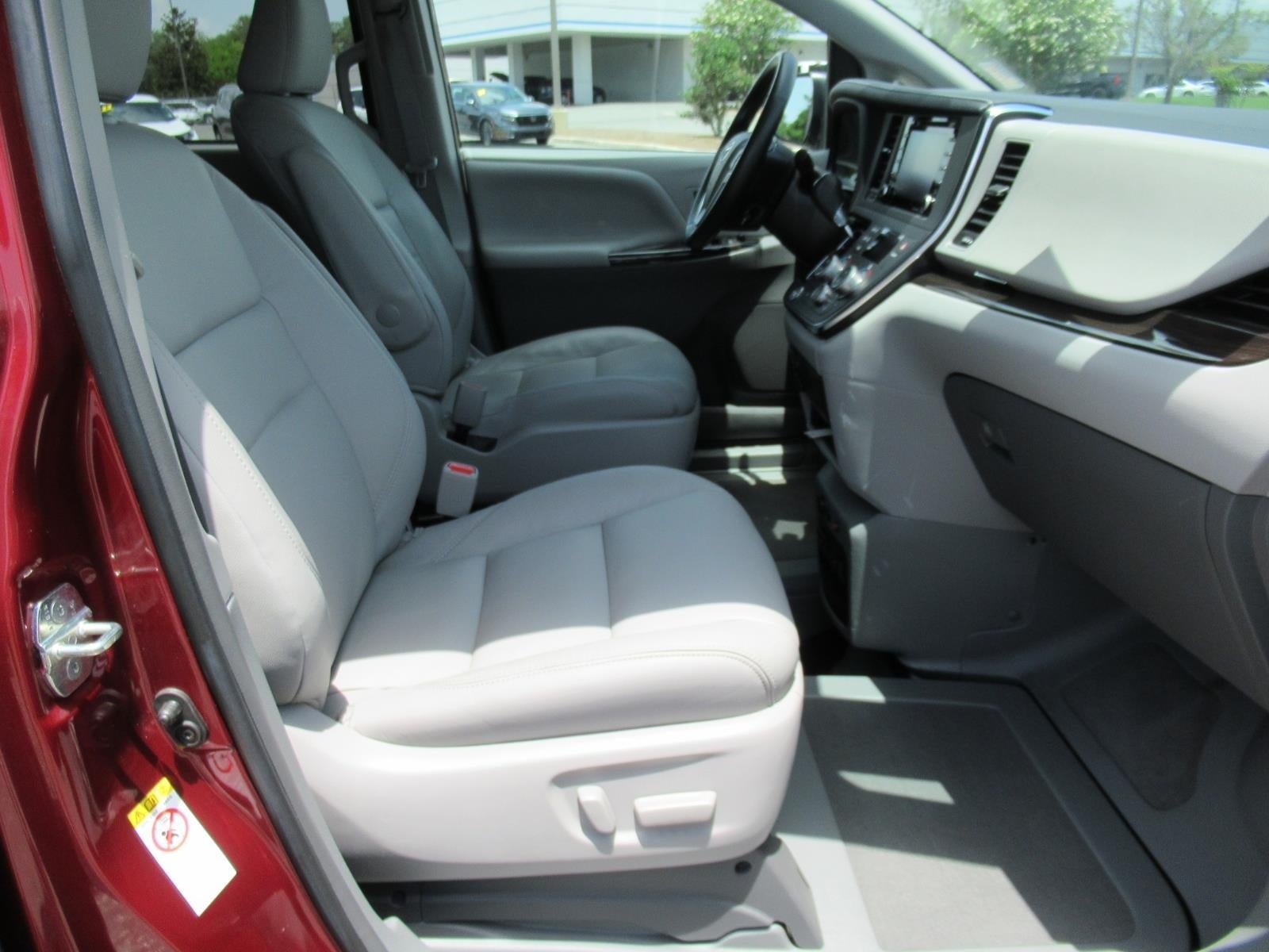 2019 Toyota Sienna XLE - Photo 13