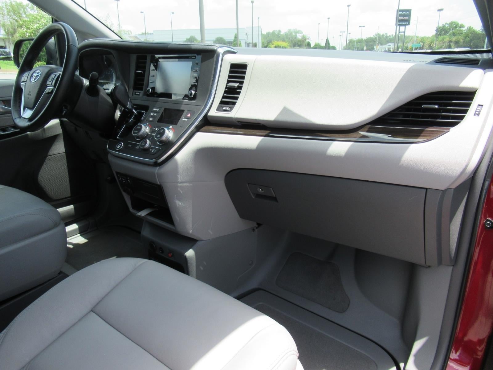 2019 Toyota Sienna XLE - Photo 14