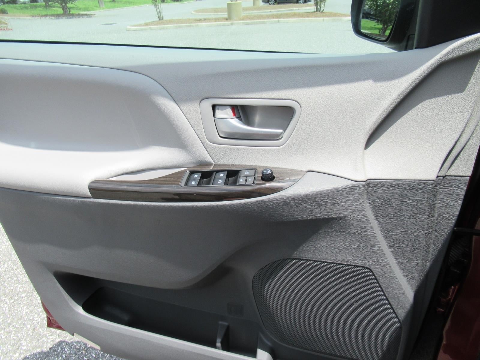 2019 Toyota Sienna XLE - Photo 34