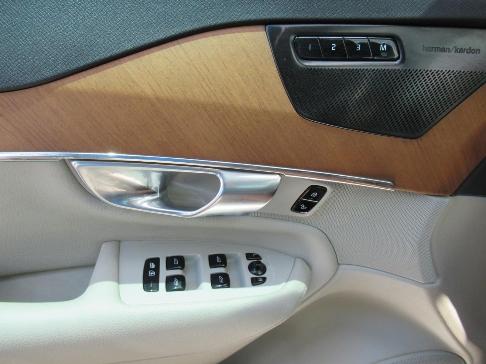 2021 Volvo XC90 Momentum