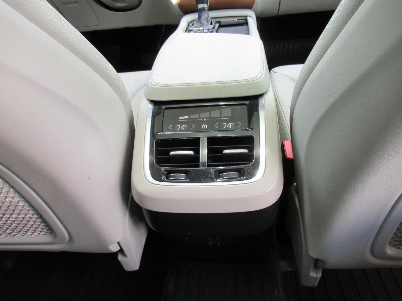 2021 Volvo XC90 Momentum