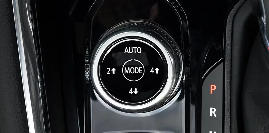 Close-up of the Canyon's drive mode selector dial beside the gear shifter